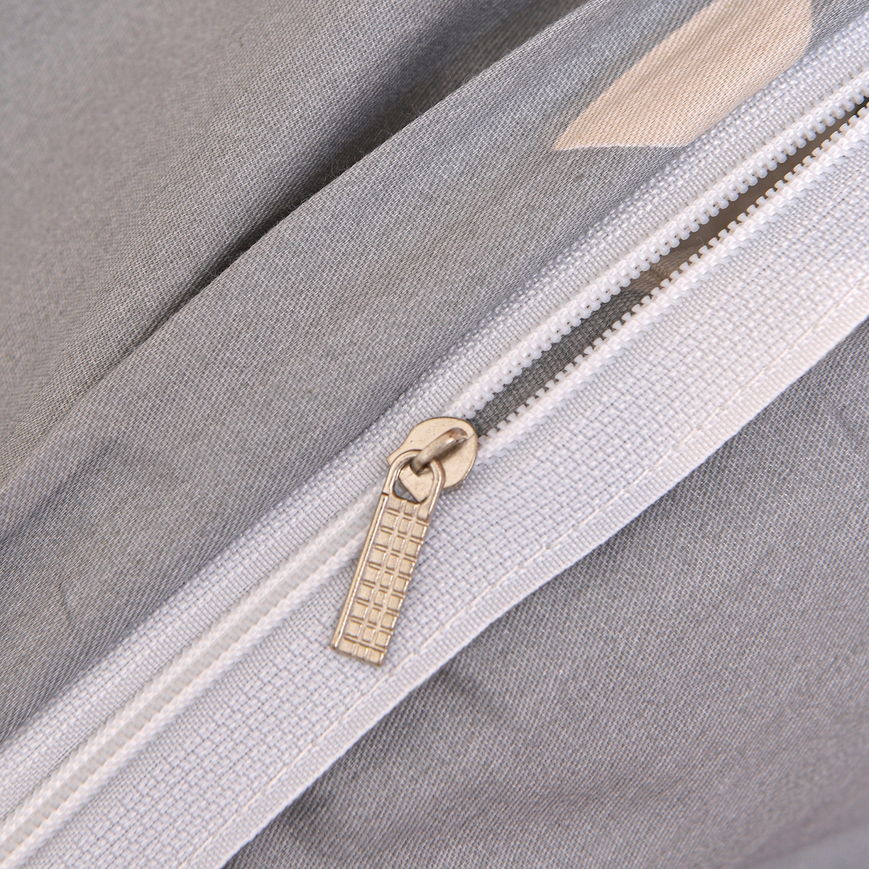 91家纺网 家纺一手货源 找家纺 小雨家纺 2026新款13372宿舍纯棉40支印花三件套 海洋森林-灰