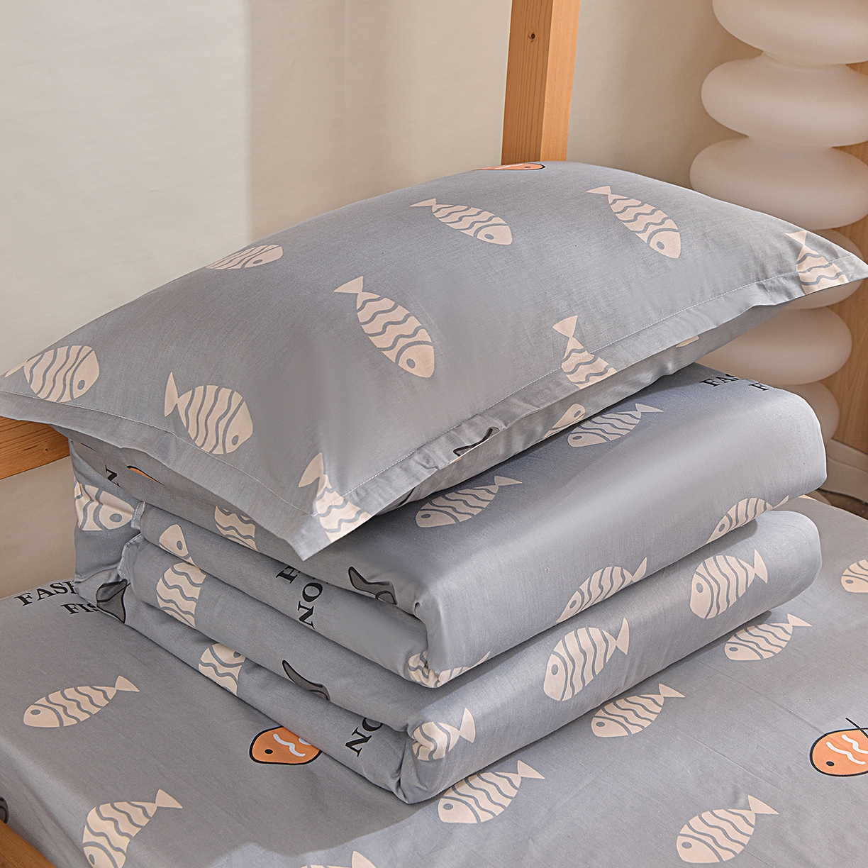 91家纺网 家纺一手货源 找家纺 小雨家纺 2026新款13372宿舍纯棉40支印花三件套 海洋森林-灰