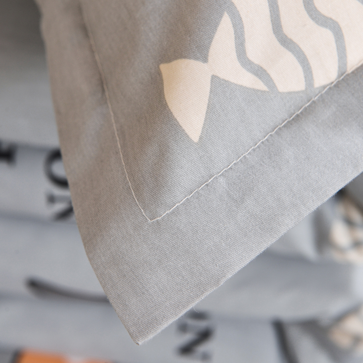 91家纺网 家纺一手货源 找家纺 小雨家纺 2026新款13372宿舍纯棉40支印花三件套 海洋森林-灰