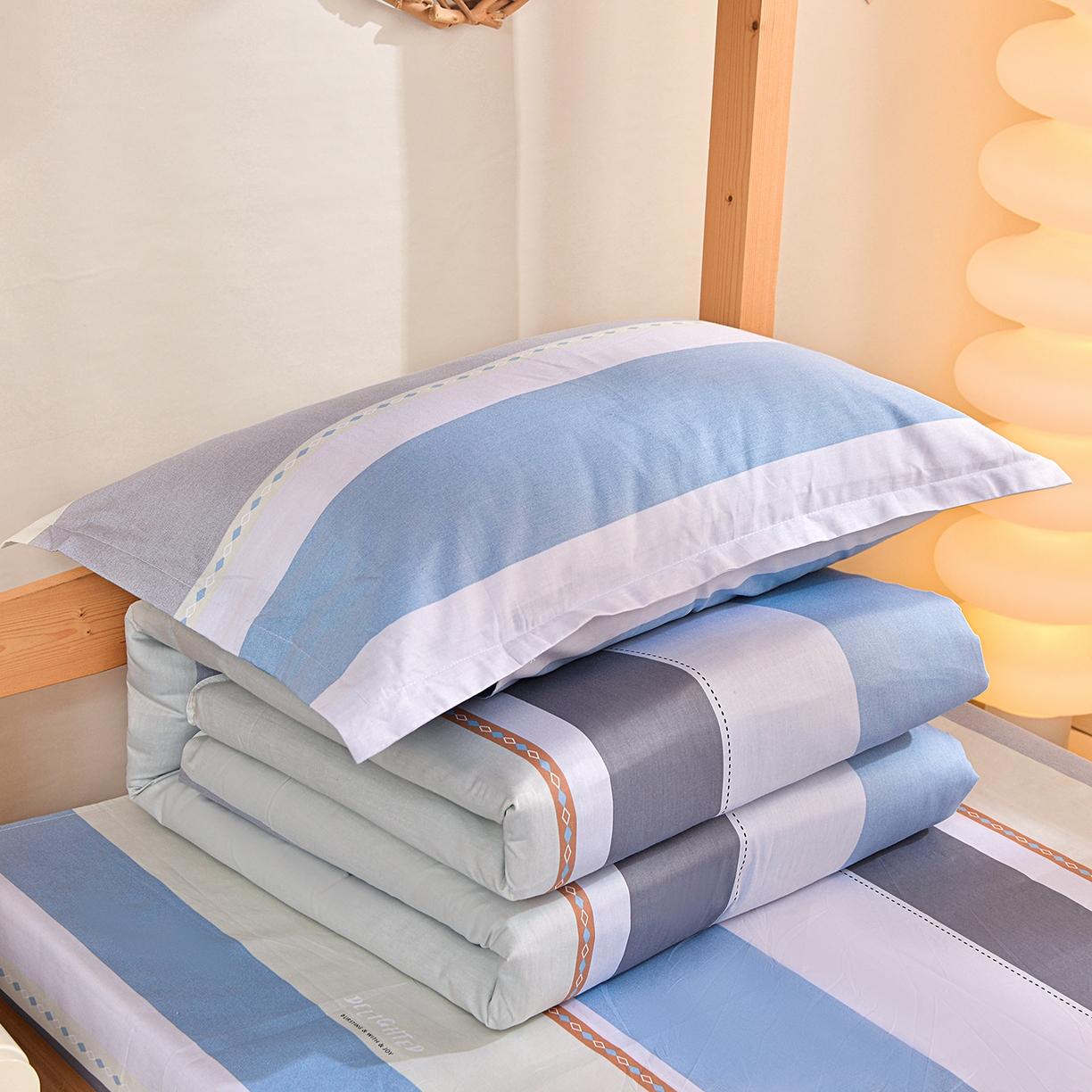 91家纺网 家纺一手货源 找家纺 小雨家纺 2026新款13372宿舍纯棉40支印花三件套 可可生活-蓝