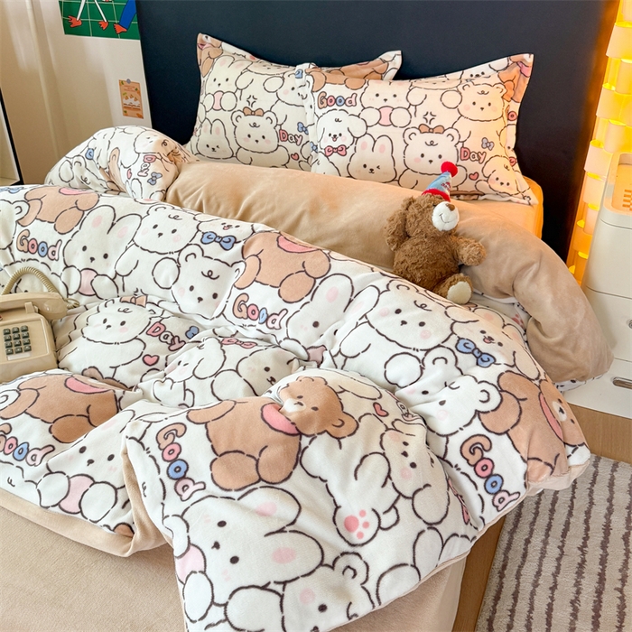 91家纺网 家纺一手货源 找家纺 温眠家纺 2025新款加厚牛奶绒四件套跑量款 熊多多