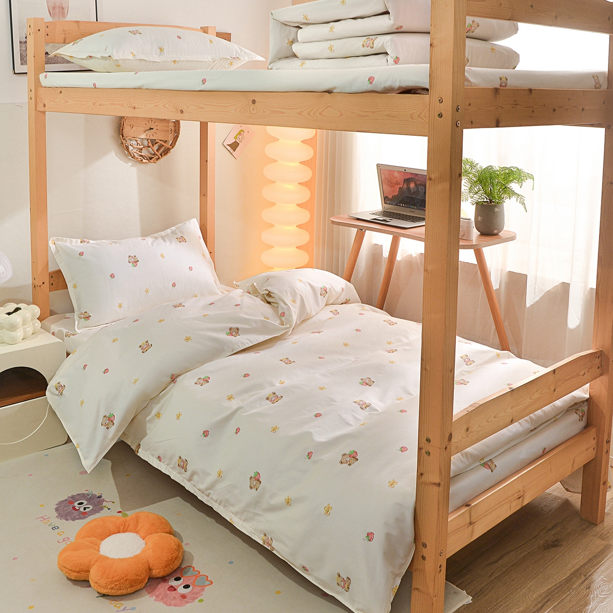 91家纺网 家纺一手货源 找家纺 小雨家纺 2026新款13372宿舍纯棉40支印花三件套 恋恋熊-米