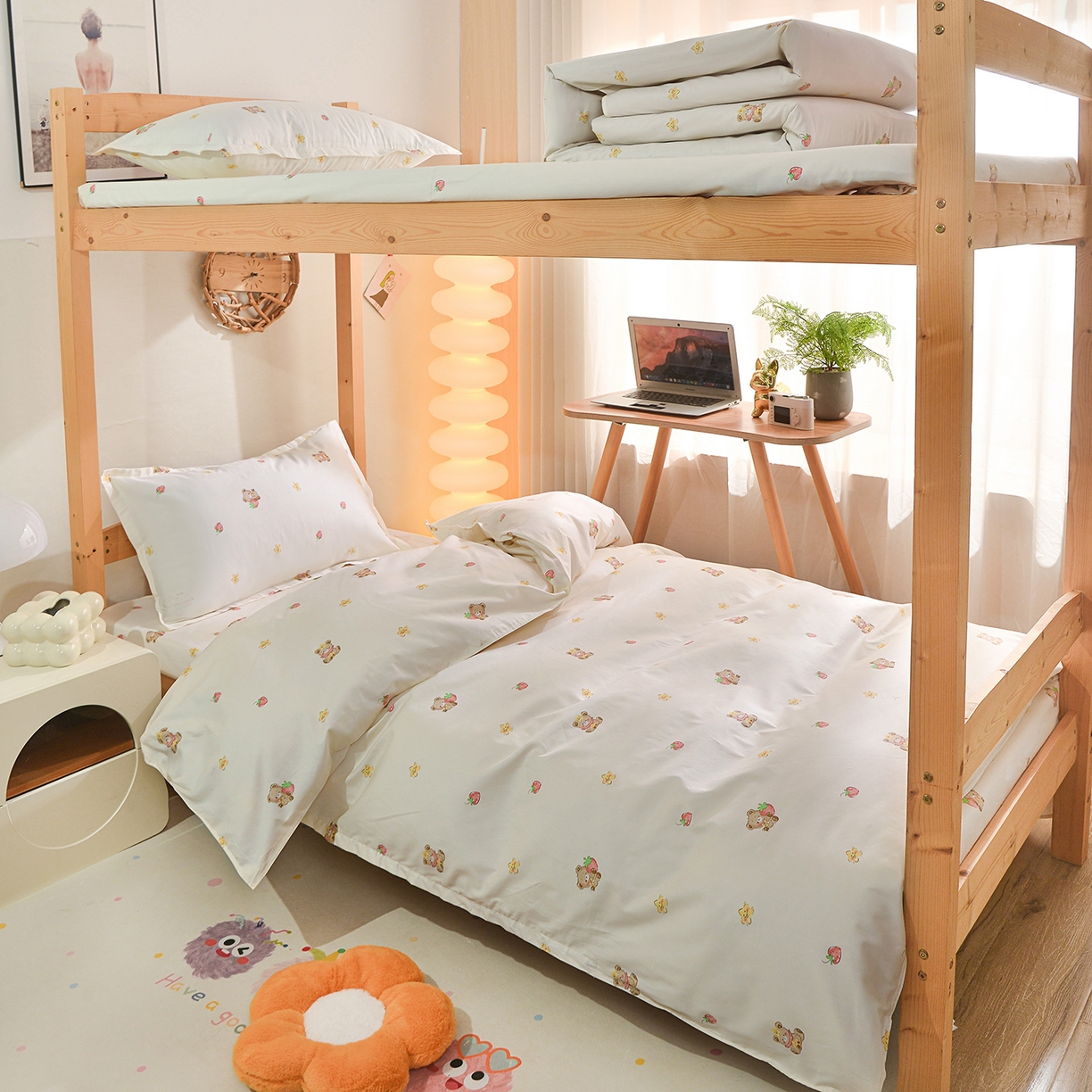 91家纺网 家纺一手货源 找家纺 小雨家纺 2026新款13372宿舍纯棉40支印花三件套 恋恋熊-米