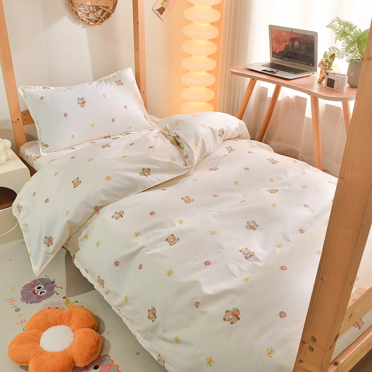 91家纺网 家纺一手货源 找家纺 小雨家纺 2026新款13372宿舍纯棉40支印花三件套 恋恋熊-米