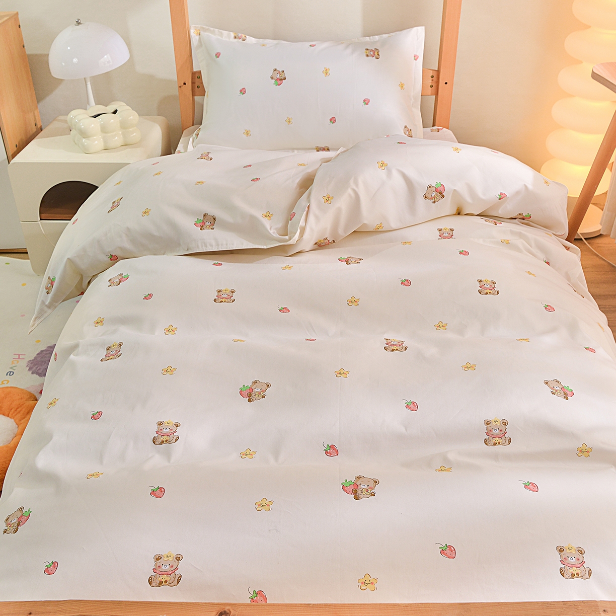 91家纺网 家纺一手货源 找家纺 小雨家纺 2026新款13372宿舍纯棉40支印花三件套 恋恋熊-米