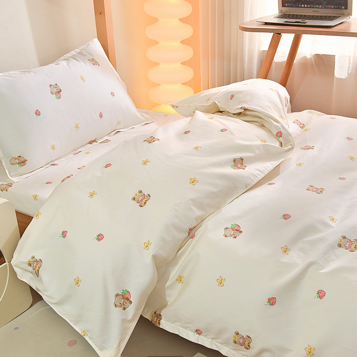 91家纺网 家纺一手货源 找家纺 小雨家纺 2026新款13372宿舍纯棉40支印花三件套 恋恋熊-米