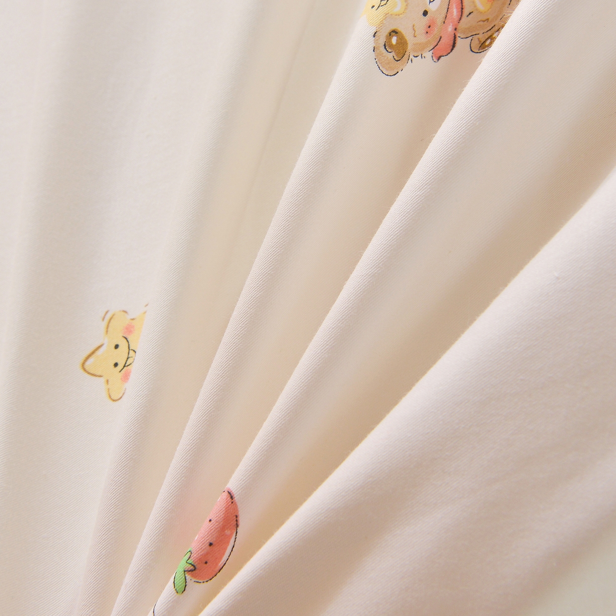 91家纺网 家纺一手货源 找家纺 小雨家纺 2026新款13372宿舍纯棉40支印花三件套 恋恋熊-米