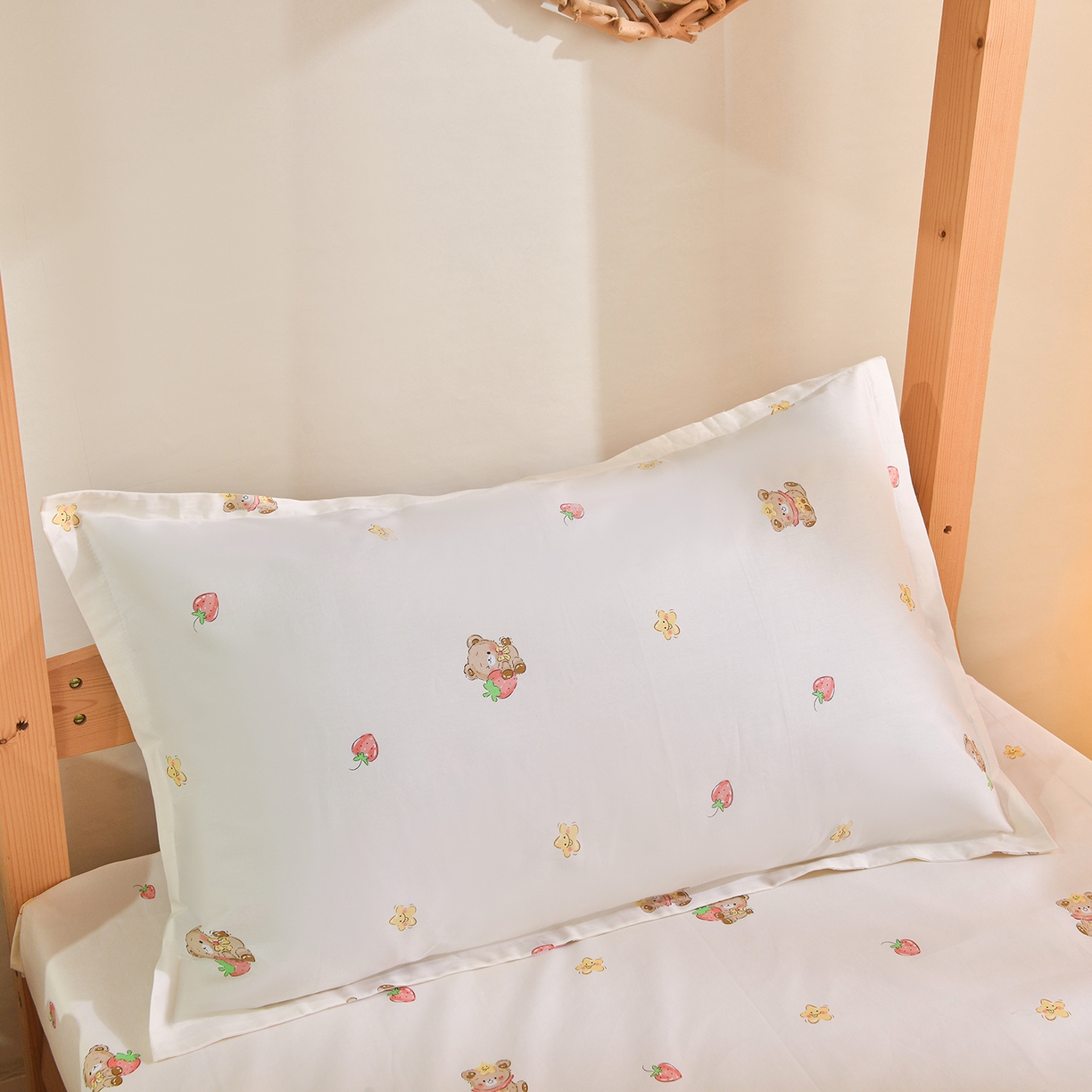 91家纺网 家纺一手货源 找家纺 小雨家纺 2026新款13372宿舍纯棉40支印花三件套 恋恋熊-米