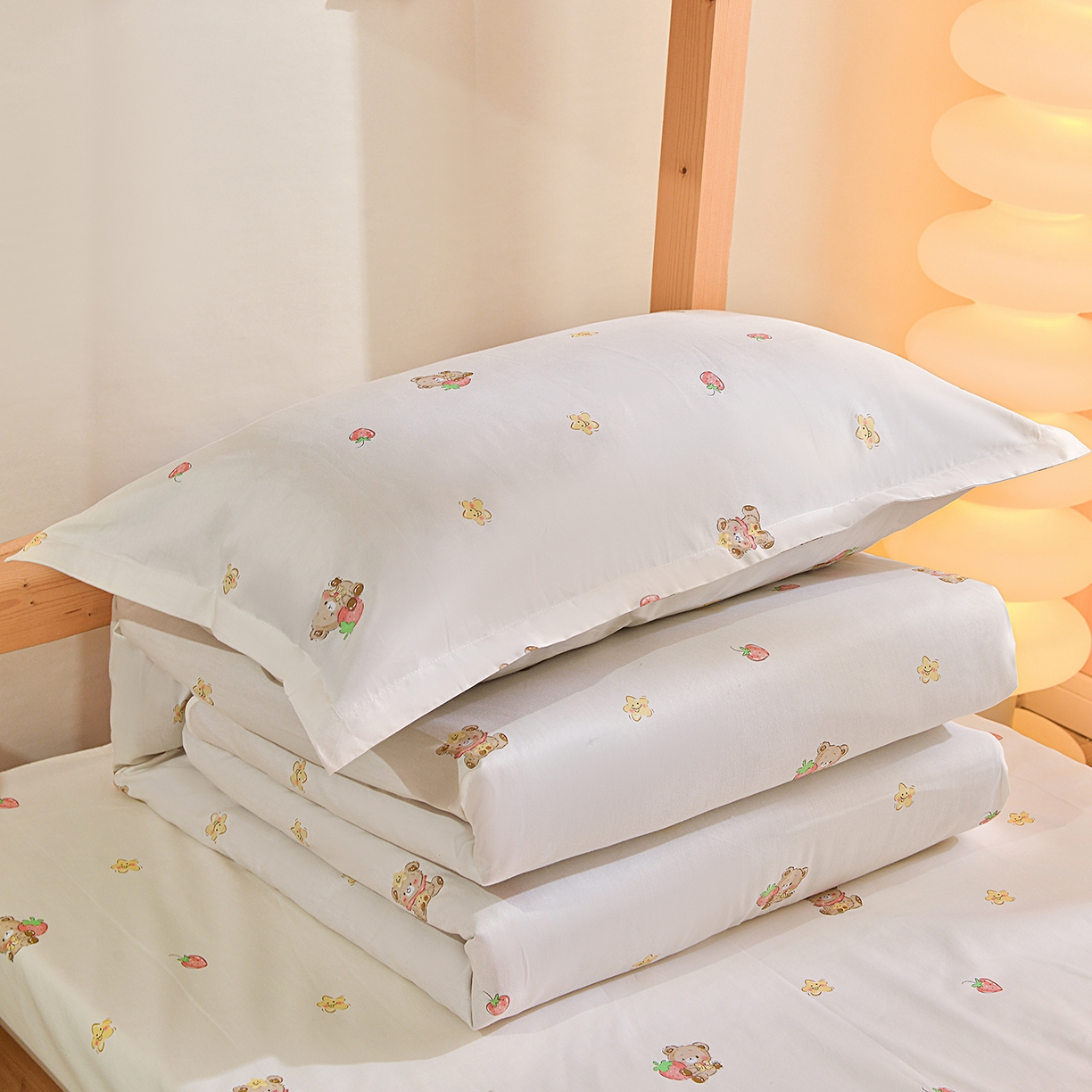 91家纺网 家纺一手货源 找家纺 小雨家纺 2026新款13372宿舍纯棉40支印花三件套 恋恋熊-米