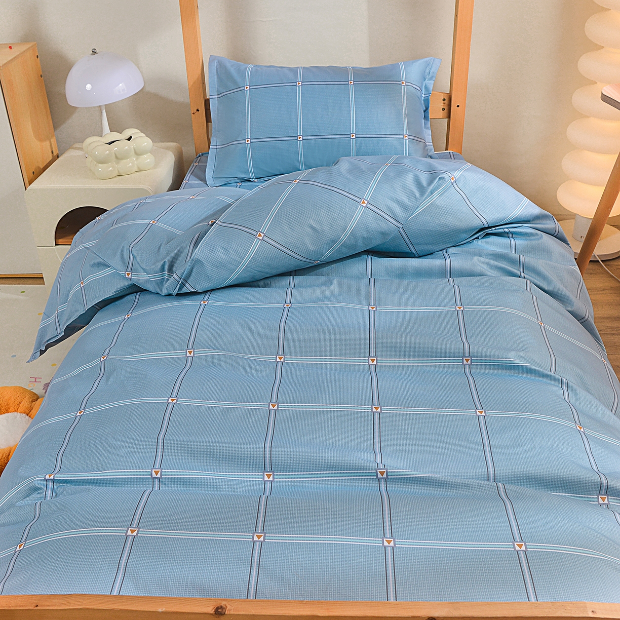 91家纺网 家纺一手货源 找家纺 小雨家纺 2026新款13372宿舍纯棉40支印花三件套 幕舒格-蓝