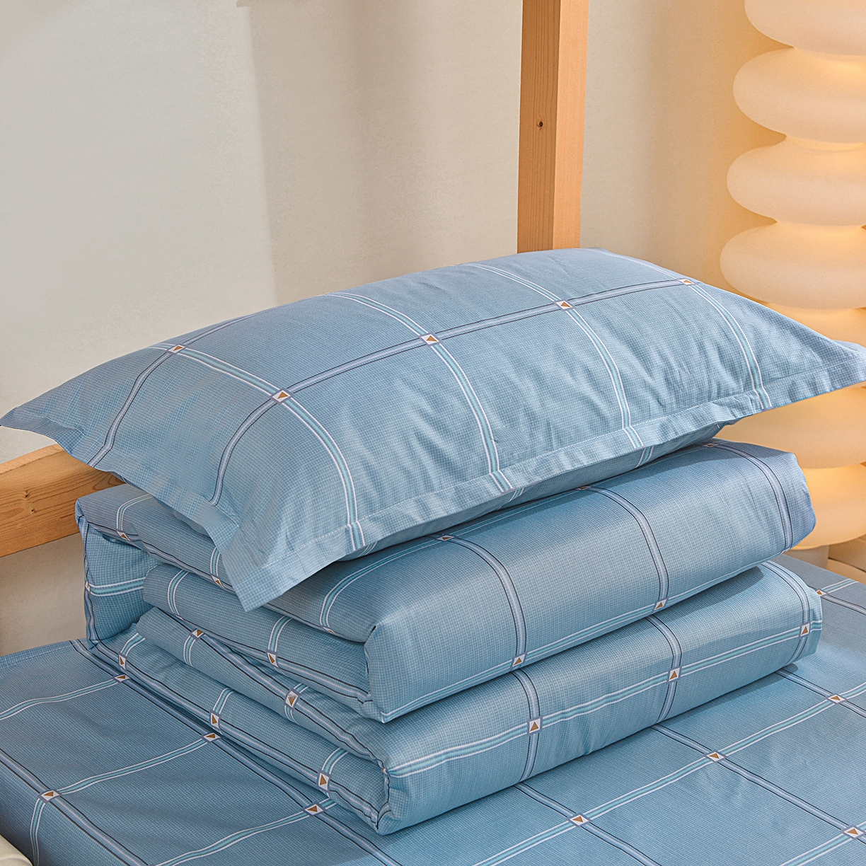 91家纺网 家纺一手货源 找家纺 小雨家纺 2026新款13372宿舍纯棉40支印花三件套 幕舒格-蓝