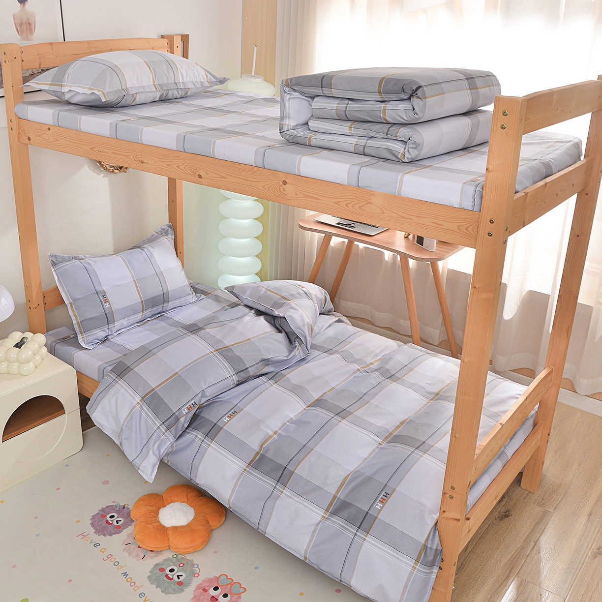 91家纺网 家纺一手货源 找家纺 小雨家纺 2026新款13372宿舍纯棉40支印花三件套 青木时光-灰