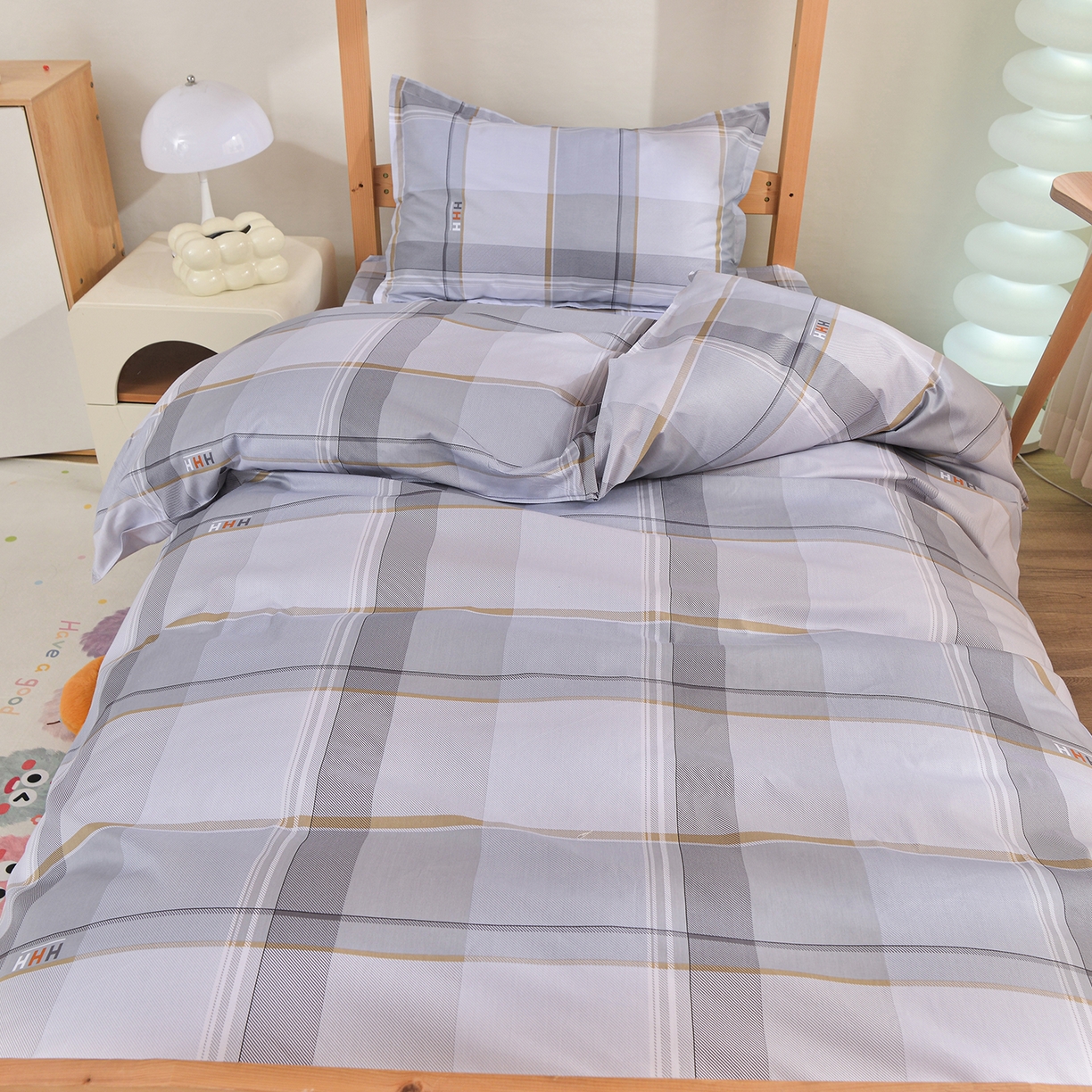 91家纺网 家纺一手货源 找家纺 小雨家纺 2026新款13372宿舍纯棉40支印花三件套 青木时光-灰