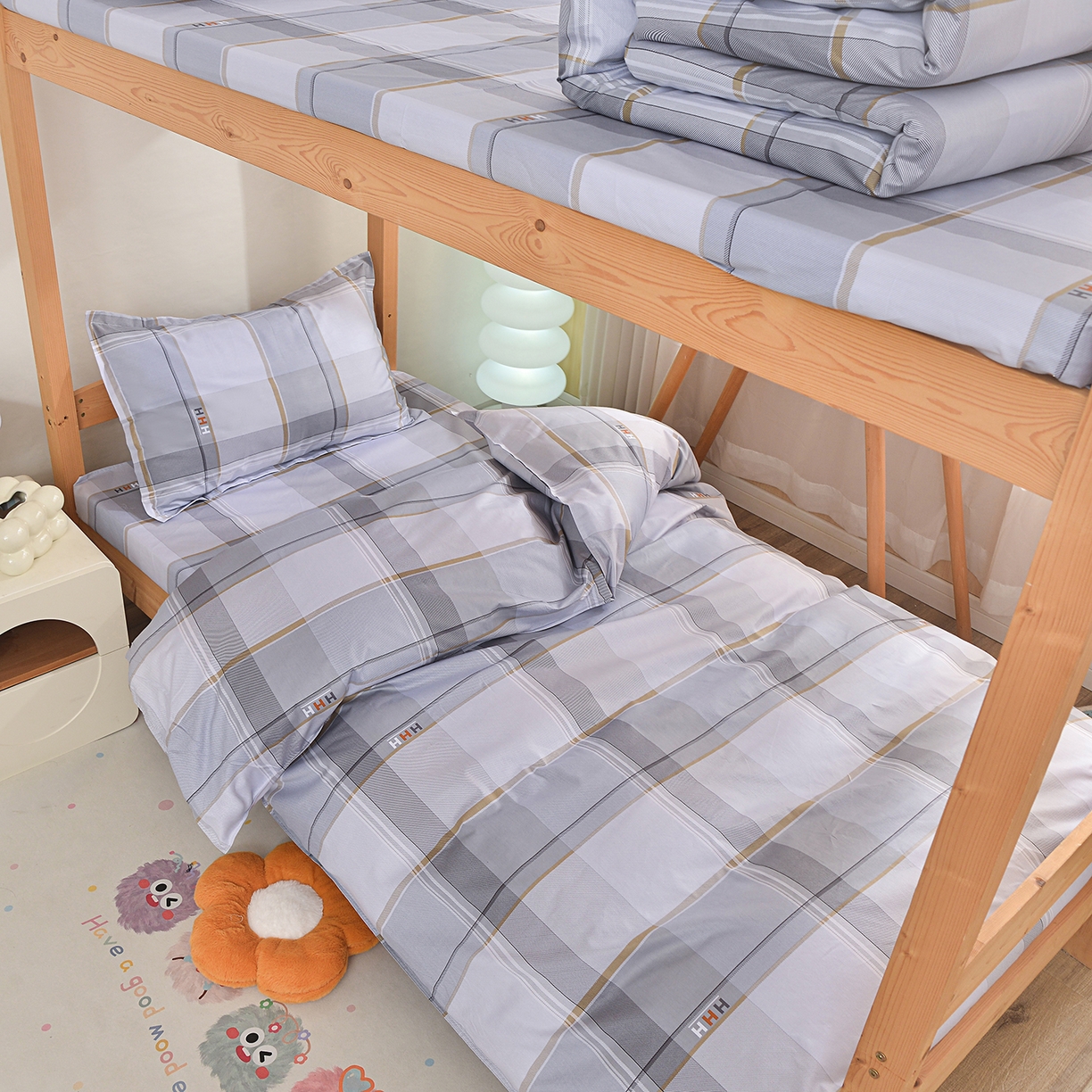 91家纺网 家纺一手货源 找家纺 小雨家纺 2026新款13372宿舍纯棉40支印花三件套 青木时光-灰