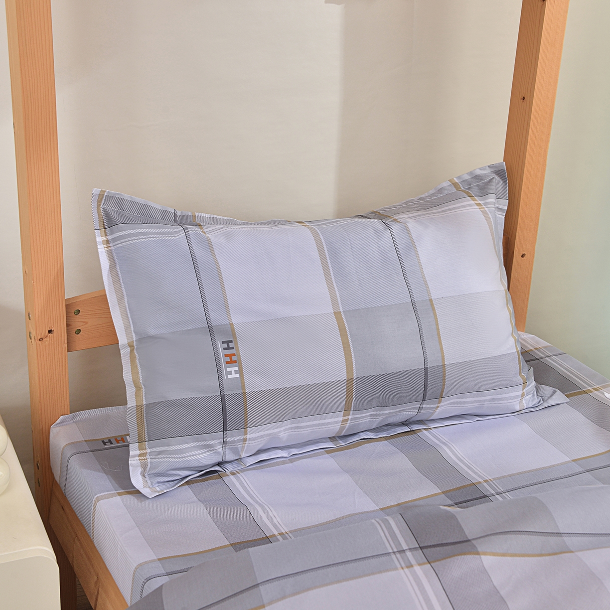 91家纺网 家纺一手货源 找家纺 小雨家纺 2026新款13372宿舍纯棉40支印花三件套 青木时光-灰