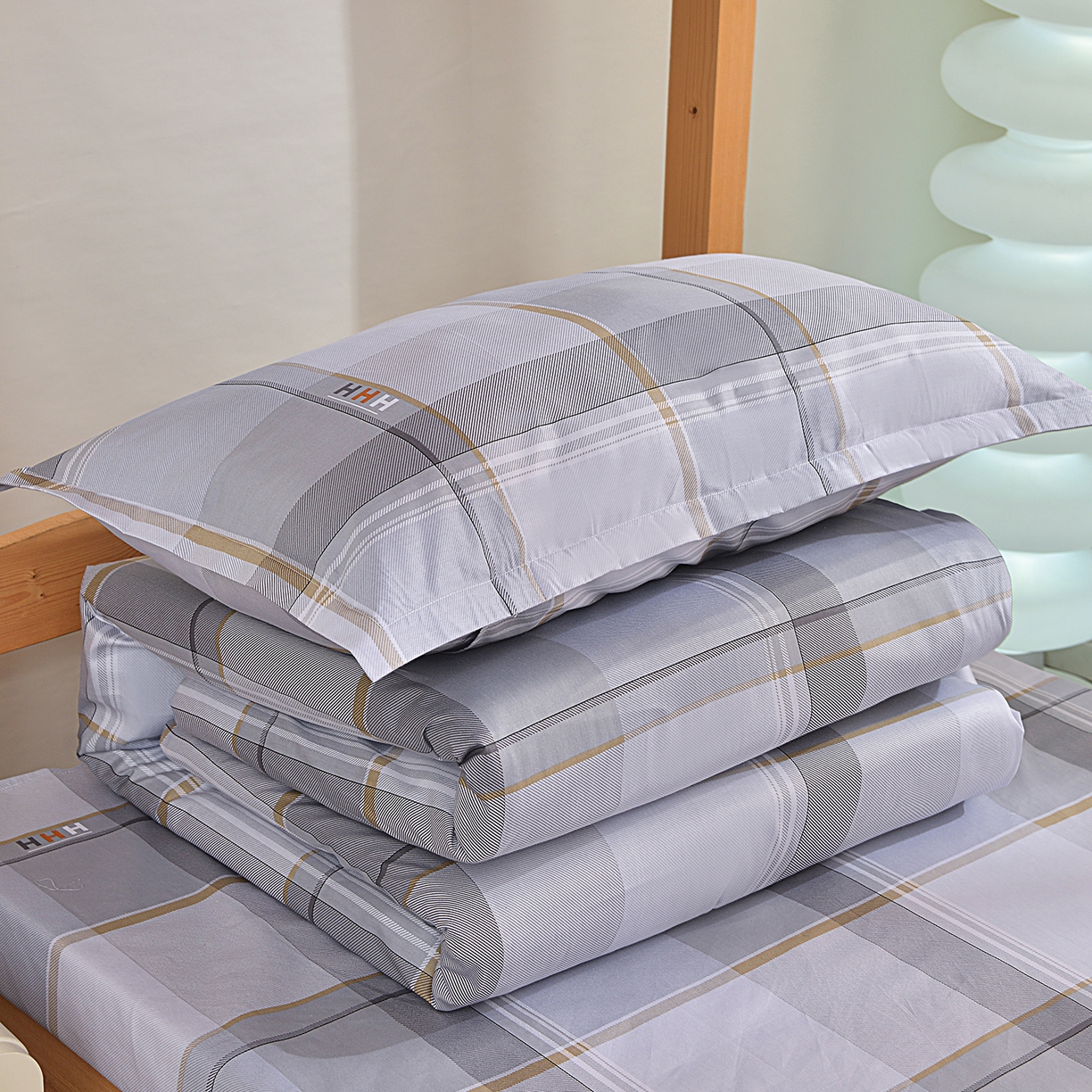 91家纺网 家纺一手货源 找家纺 小雨家纺 2026新款13372宿舍纯棉40支印花三件套 青木时光-灰