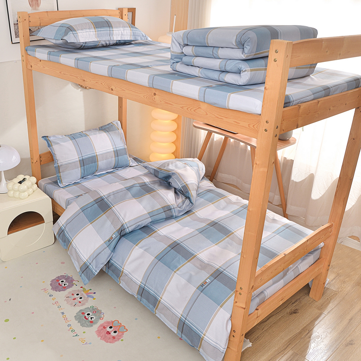 91家纺网 家纺一手货源 找家纺 小雨家纺 2026新款13372宿舍纯棉40支印花三件套 青木时光-蓝