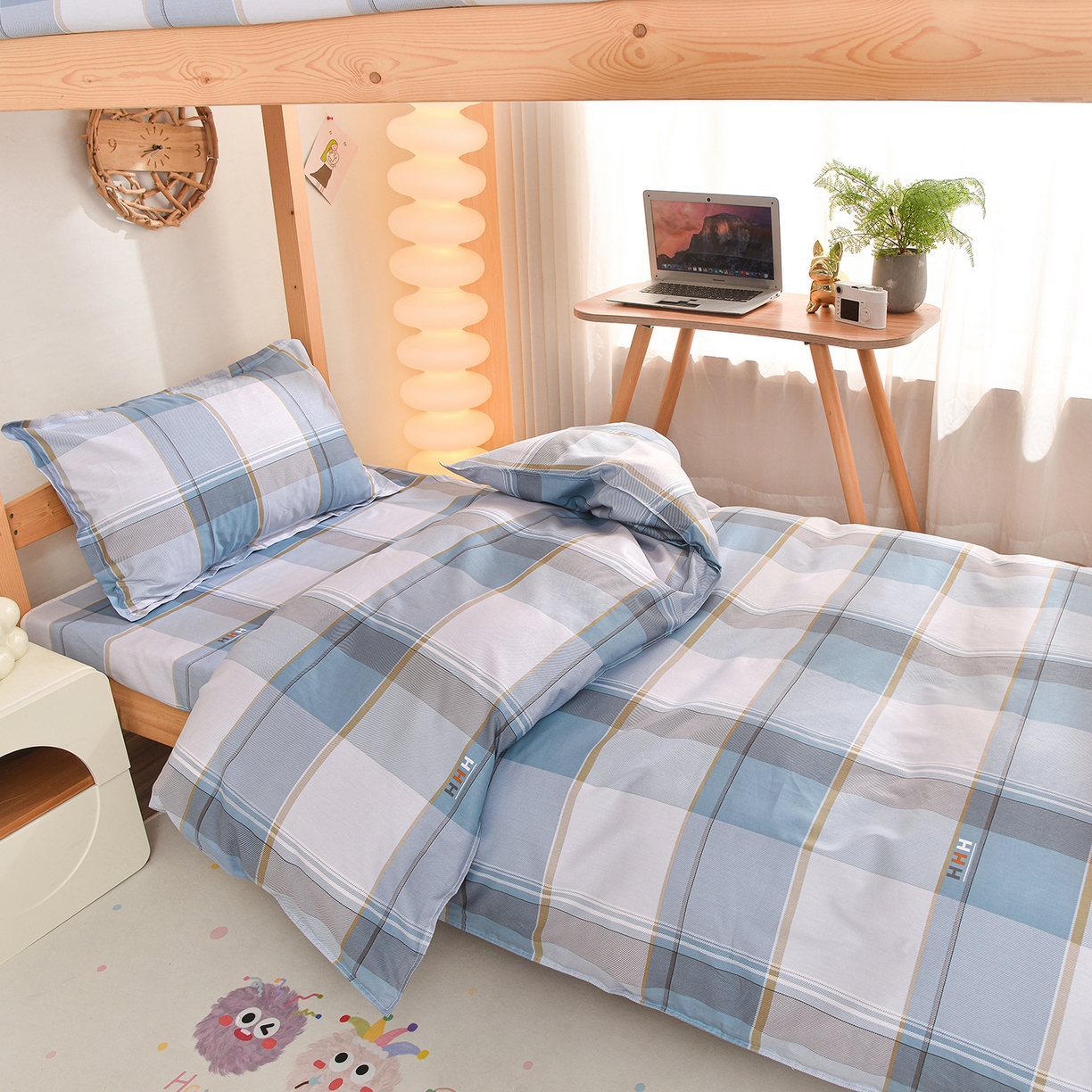 91家纺网 家纺一手货源 找家纺 小雨家纺 2026新款13372宿舍纯棉40支印花三件套 青木时光-蓝