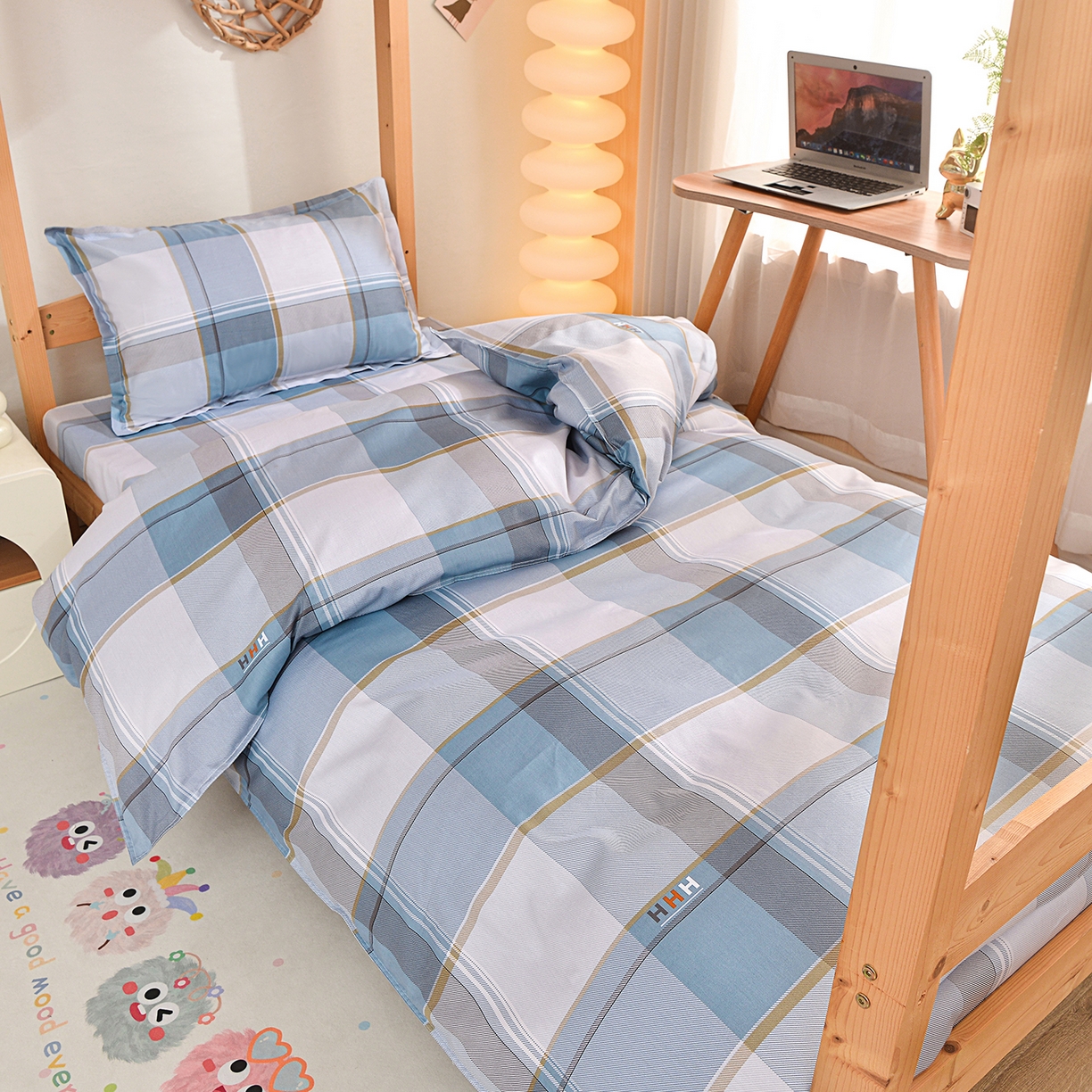 91家纺网 家纺一手货源 找家纺 小雨家纺 2026新款13372宿舍纯棉40支印花三件套 青木时光-蓝