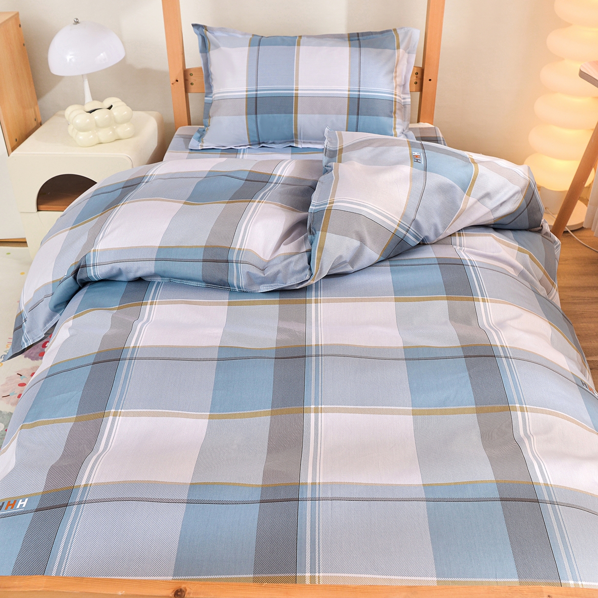 91家纺网 家纺一手货源 找家纺 小雨家纺 2026新款13372宿舍纯棉40支印花三件套 青木时光-蓝