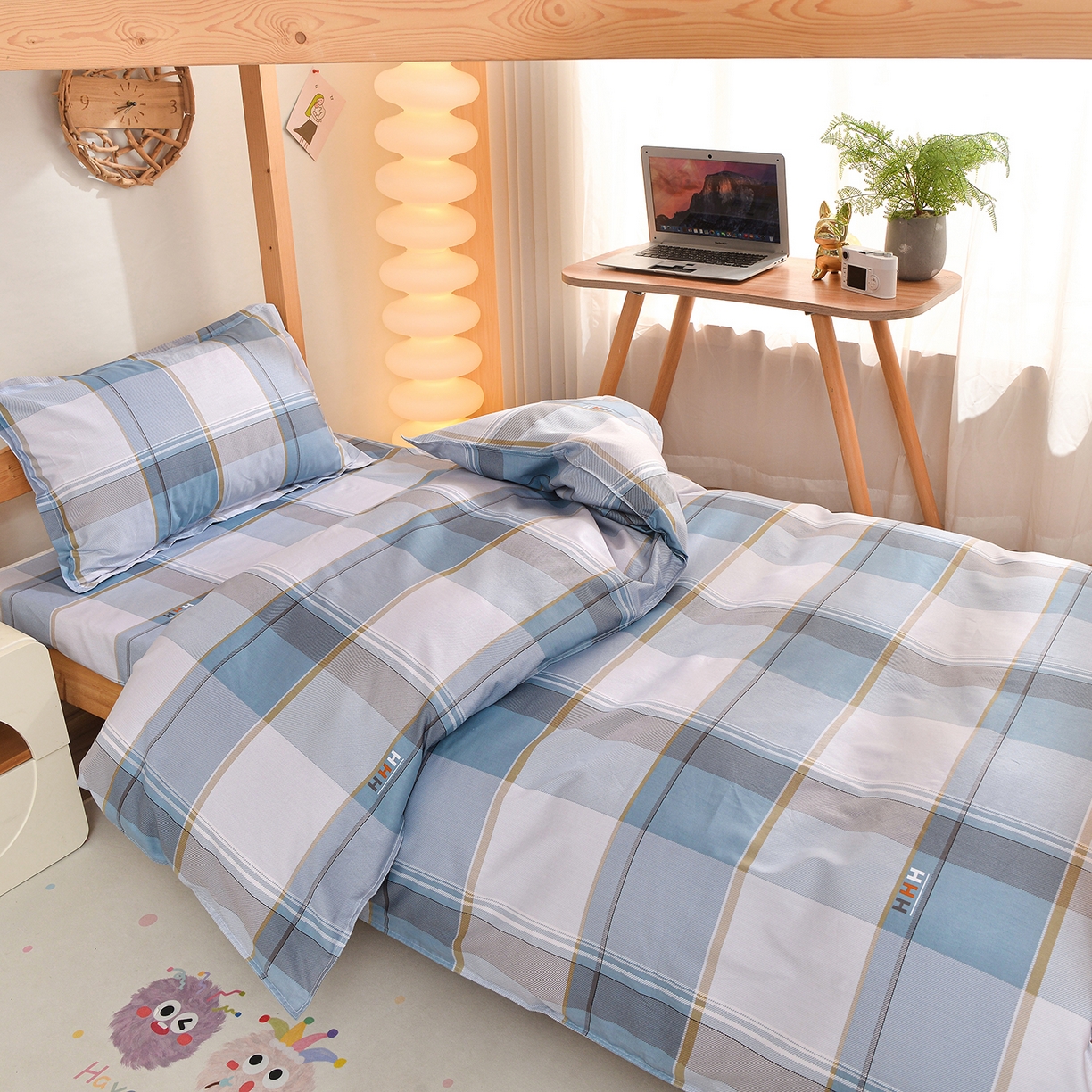 91家纺网 家纺一手货源 找家纺 小雨家纺 2026新款13372宿舍纯棉40支印花三件套 青木时光-蓝