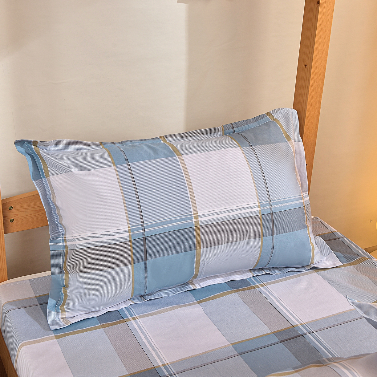 91家纺网 家纺一手货源 找家纺 小雨家纺 2026新款13372宿舍纯棉40支印花三件套 青木时光-蓝