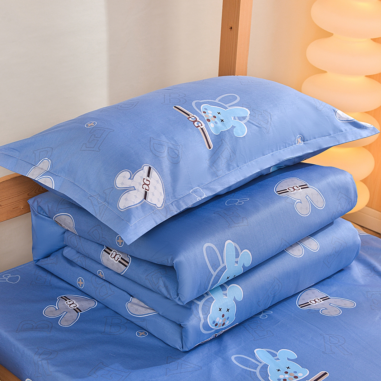 91家纺网 家纺一手货源 找家纺 小雨家纺 2026新款13372宿舍纯棉40支印花三件套 绅士兔-蓝