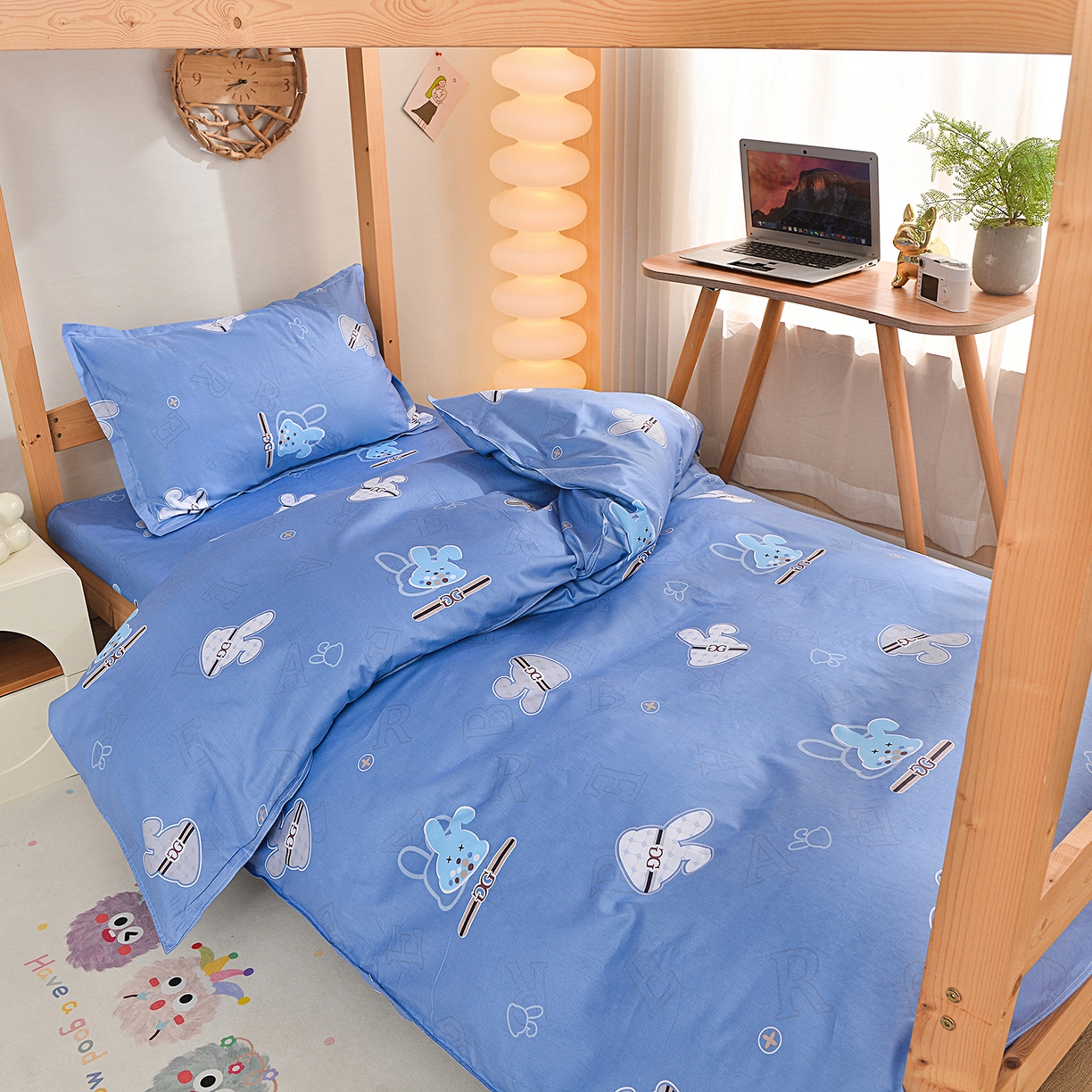 91家纺网 家纺一手货源 找家纺 小雨家纺 2026新款13372宿舍纯棉40支印花三件套 绅士兔-蓝