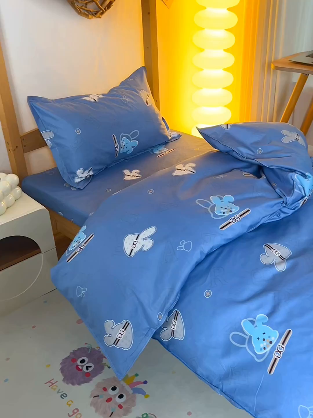 91家纺网 家纺一手货源 找家纺 小雨家纺 2026新款13372宿舍纯棉40支印花三件套 绅士兔-蓝