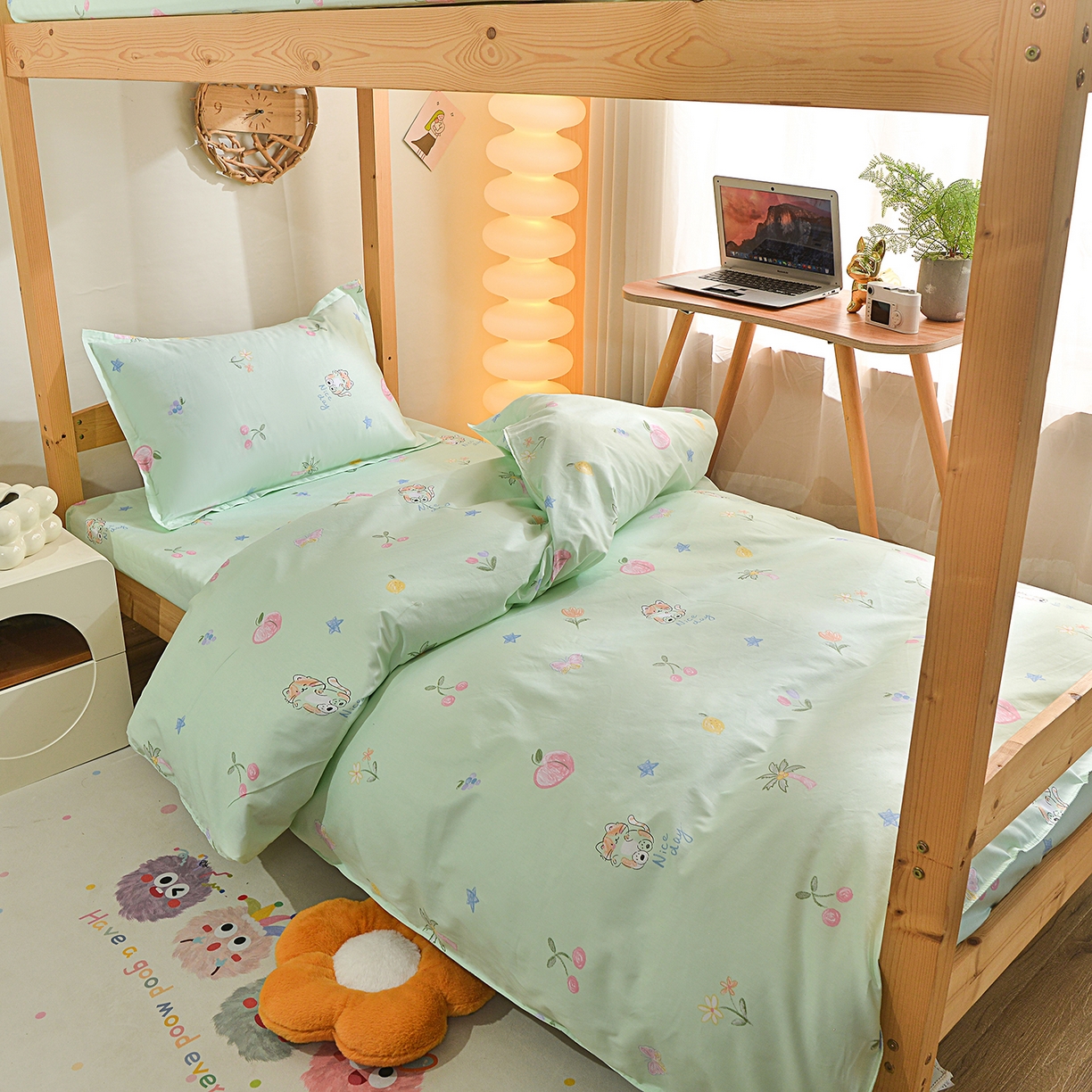 91家纺网 家纺一手货源 找家纺 小雨家纺 2026新款13372宿舍纯棉40支印花三件套 淘气猫-绿