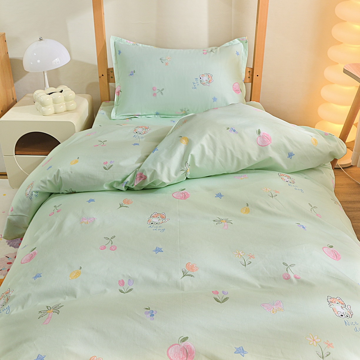 91家纺网 家纺一手货源 找家纺 小雨家纺 2026新款13372宿舍纯棉40支印花三件套 淘气猫-绿