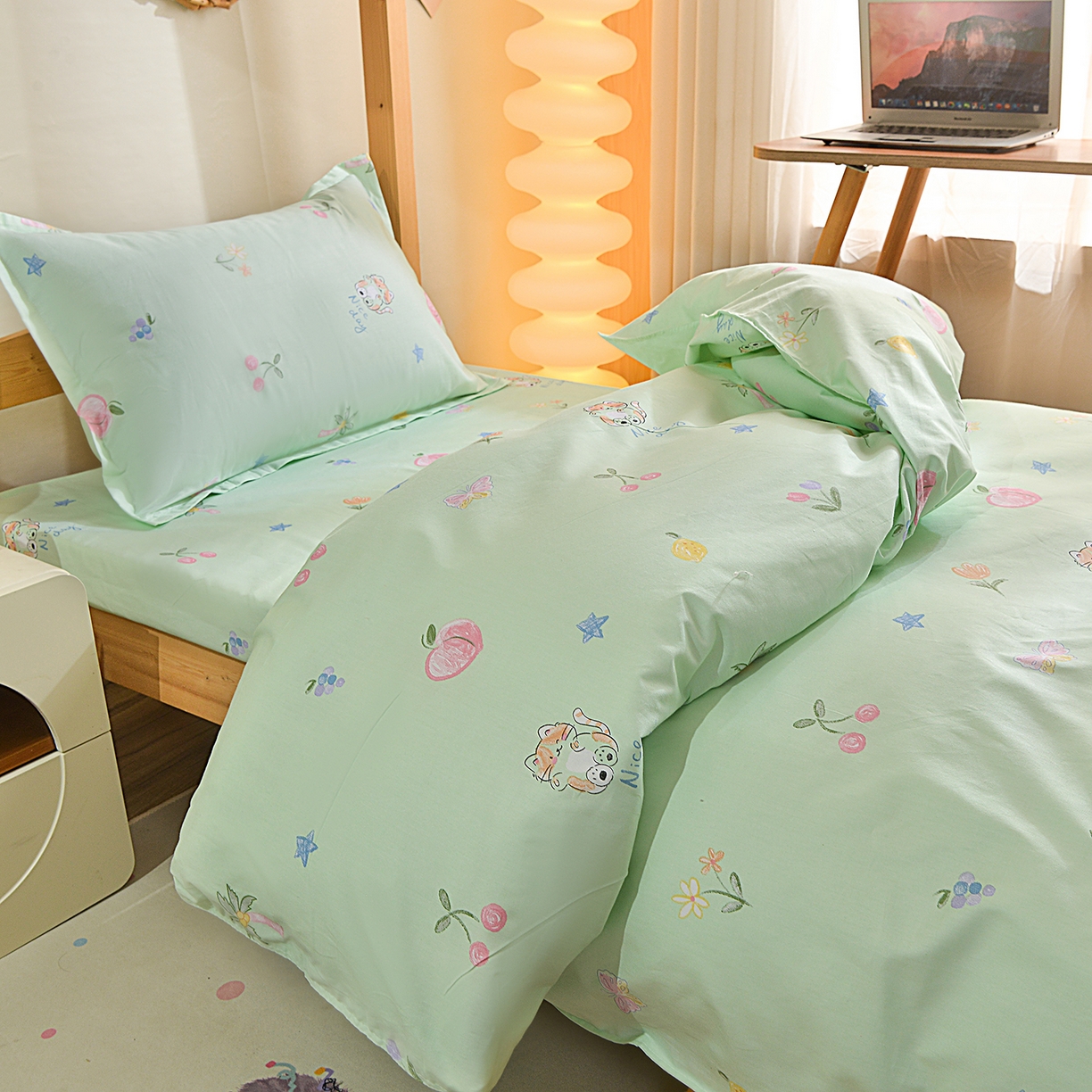 91家纺网 家纺一手货源 找家纺 小雨家纺 2026新款13372宿舍纯棉40支印花三件套 淘气猫-绿