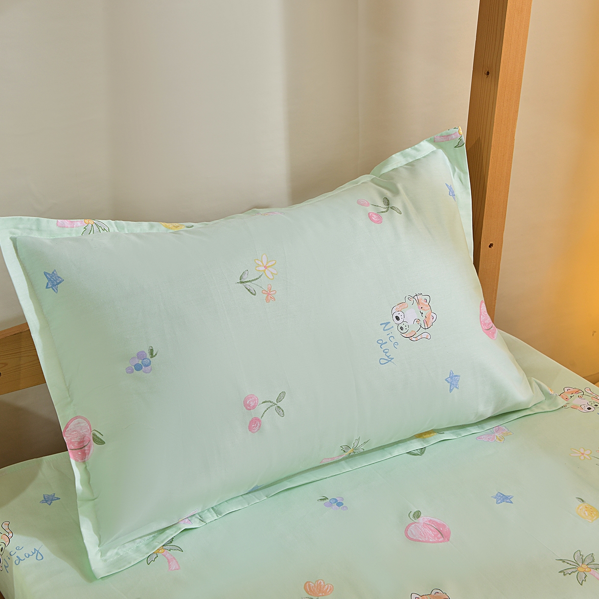 91家纺网 家纺一手货源 找家纺 小雨家纺 2026新款13372宿舍纯棉40支印花三件套 淘气猫-绿