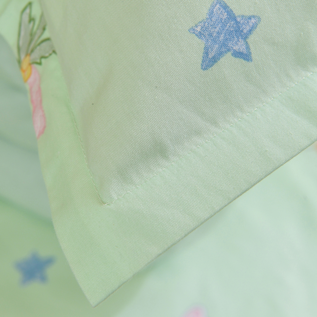 91家纺网 家纺一手货源 找家纺 小雨家纺 2026新款13372宿舍纯棉40支印花三件套 淘气猫-绿