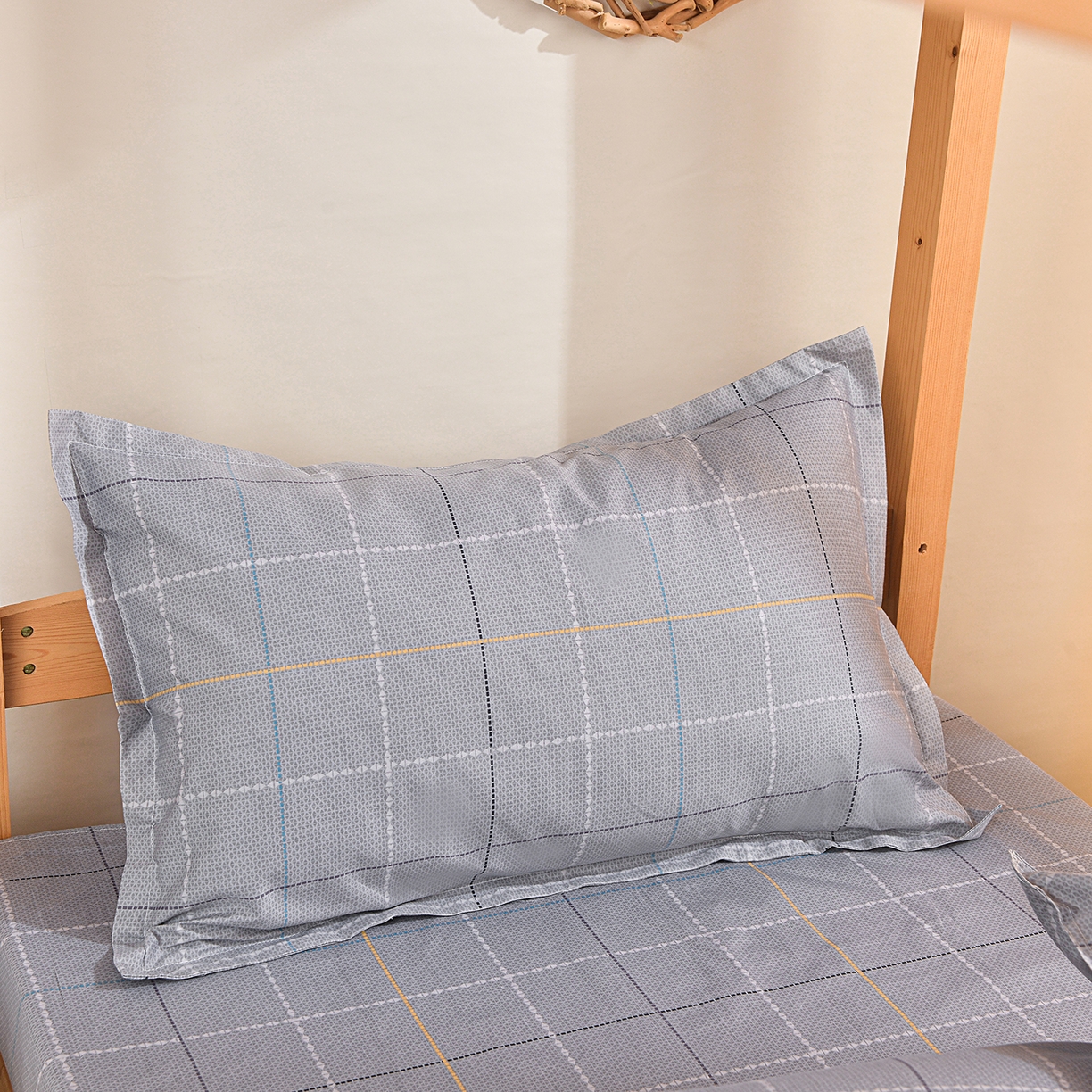 91家纺网 家纺一手货源 找家纺 小雨家纺 2026新款13372宿舍纯棉40支印花三件套 维多利亚-灰