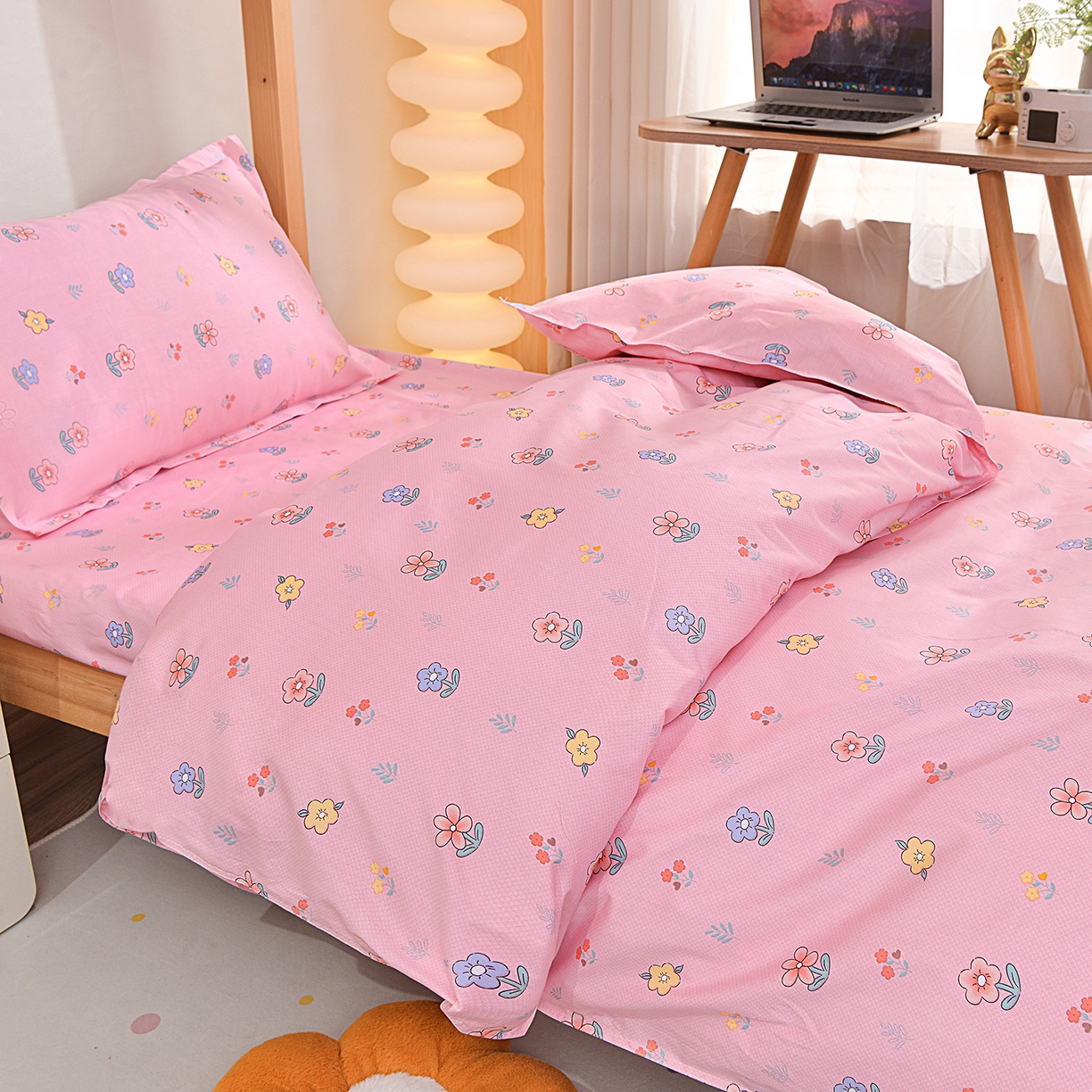 91家纺网 家纺一手货源 找家纺 小雨家纺 2026新款13372宿舍纯棉40支印花三件套 云梦花间-粉