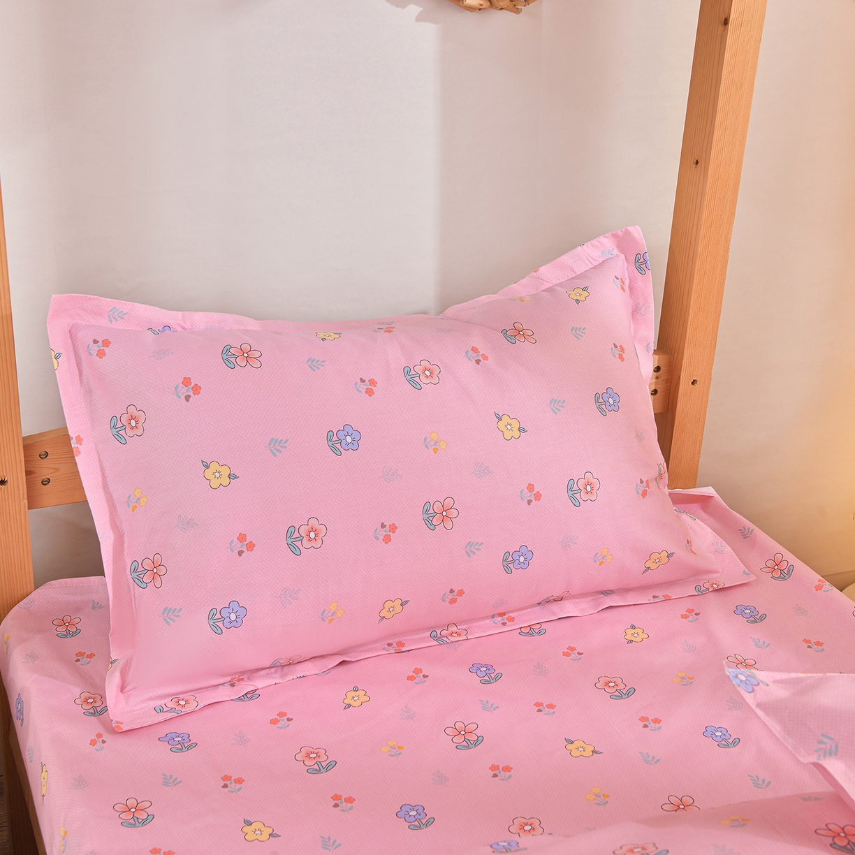 91家纺网 家纺一手货源 找家纺 小雨家纺 2026新款13372宿舍纯棉40支印花三件套 云梦花间-粉