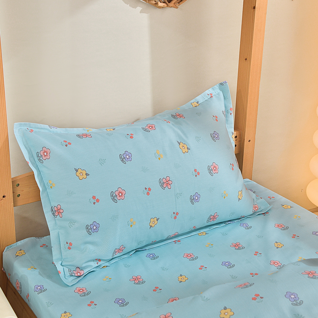 91家纺网 家纺一手货源 找家纺 小雨家纺 2026新款13372宿舍纯棉40支印花三件套 云梦花间-蓝