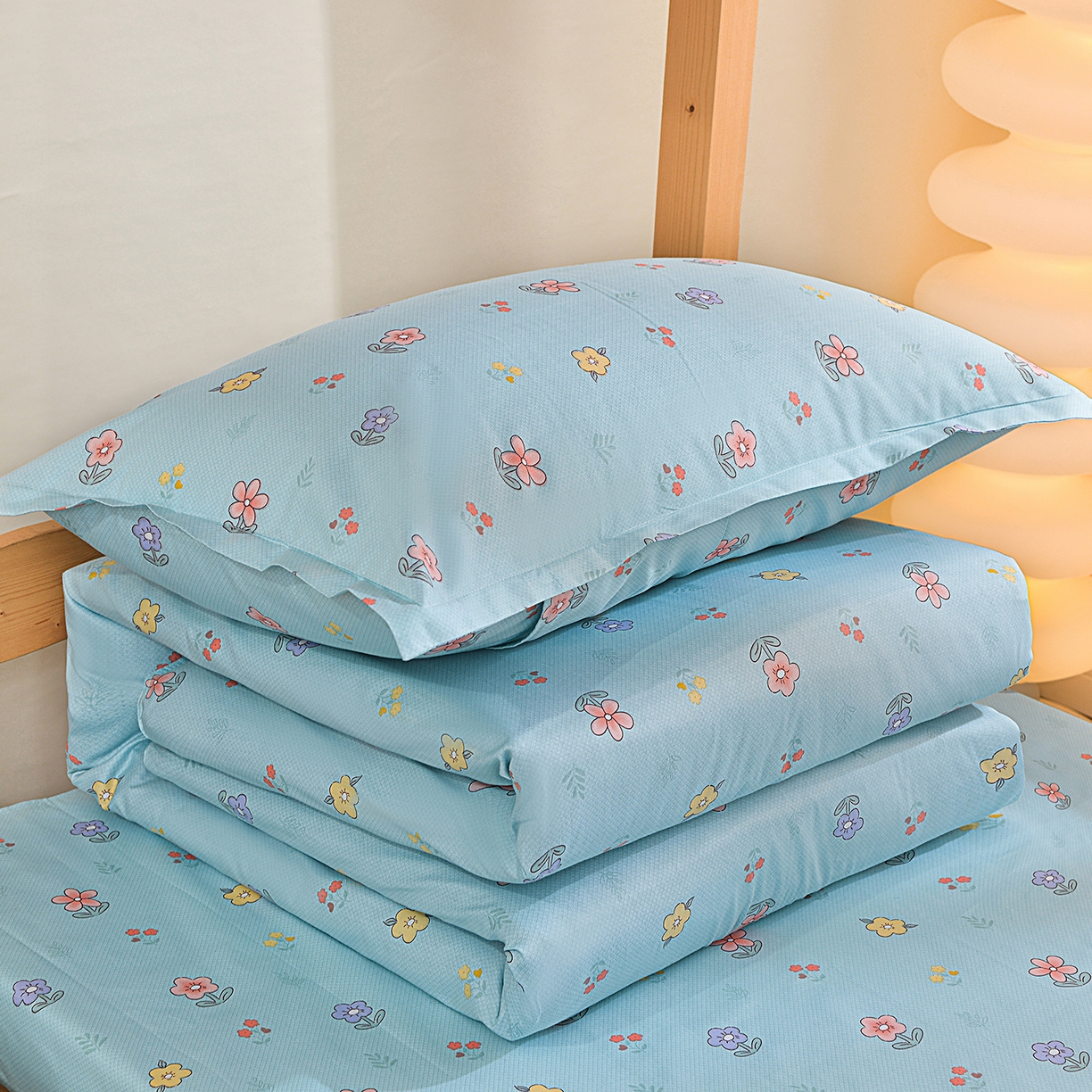 91家纺网 家纺一手货源 找家纺 小雨家纺 2026新款13372宿舍纯棉40支印花三件套 云梦花间-蓝