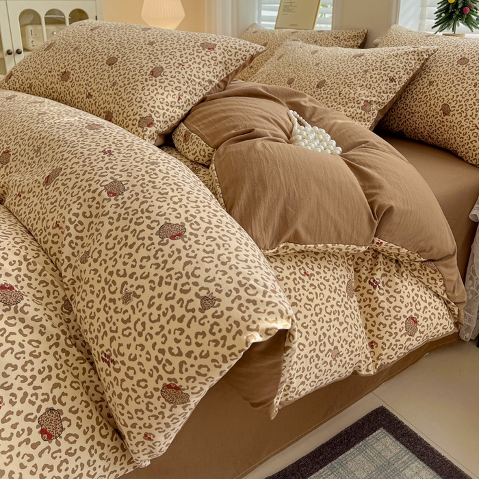 91家纺网 家纺一手货源 找家纺 温眠家纺 2026新款A类古法水洗仿棉云感棉加厚四件套 豹纹猫咪-咖