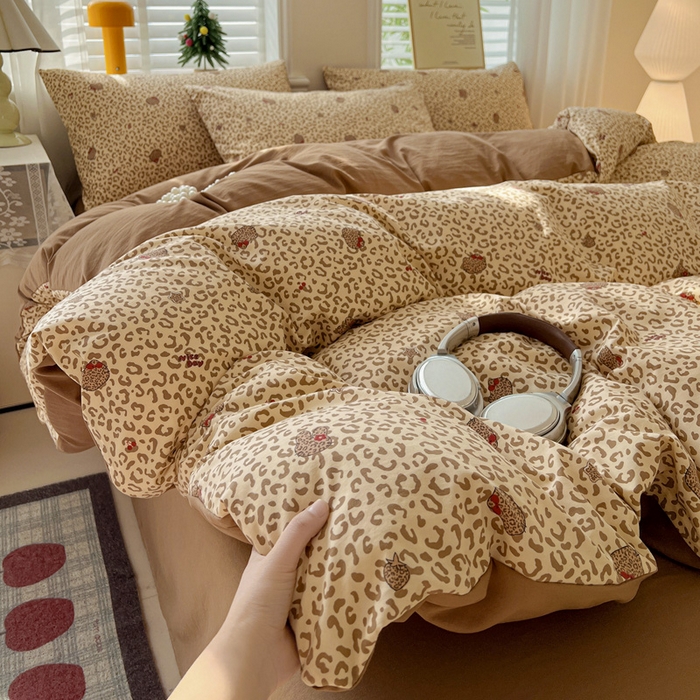 91家纺网 家纺一手货源 找家纺 温眠家纺 2026新款A类古法水洗仿棉云感棉加厚四件套 豹纹猫咪-咖