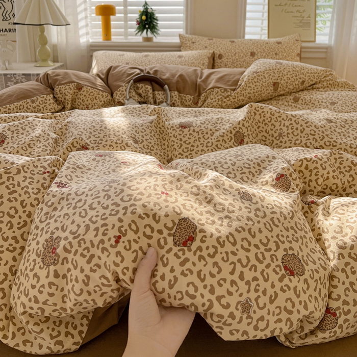 91家纺网 家纺一手货源 找家纺 温眠家纺 2026新款A类古法水洗仿棉云感棉加厚四件套 豹纹猫咪-咖