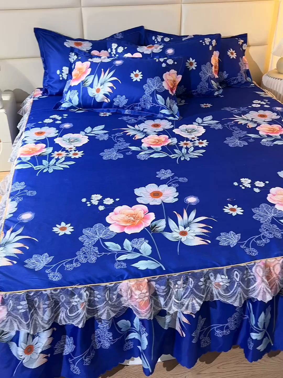 91家纺网 家纺一手货源 找家纺 小雨家纺 2026新款亲肤芦荟棉外贸蕾丝花边床裙 百花齐放蓝