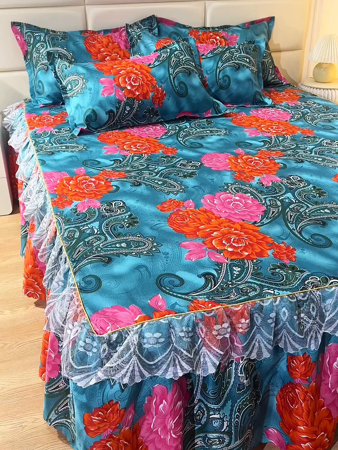 91家纺网 家纺一手货源 找家纺 小雨家纺 2026新款亲肤芦荟棉外贸蕾丝花边床裙 向阳而生