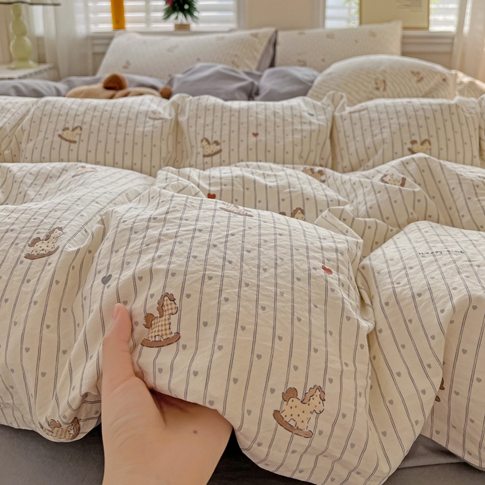 91家纺网 家纺一手货源 找家纺 温眠家纺 2026新款A类古法水洗仿棉云感棉加厚四件套 木马乐园