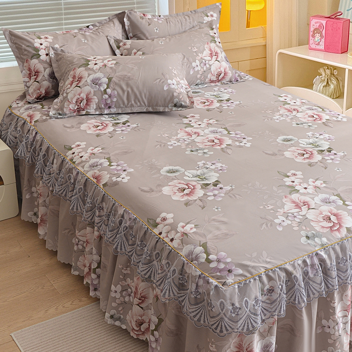 91家纺网 家纺一手货源 找家纺 小雨家纺 2026新款蕾丝花边双边跨境芦荟棉床裙 万事如意-棕（蕾丝花边）