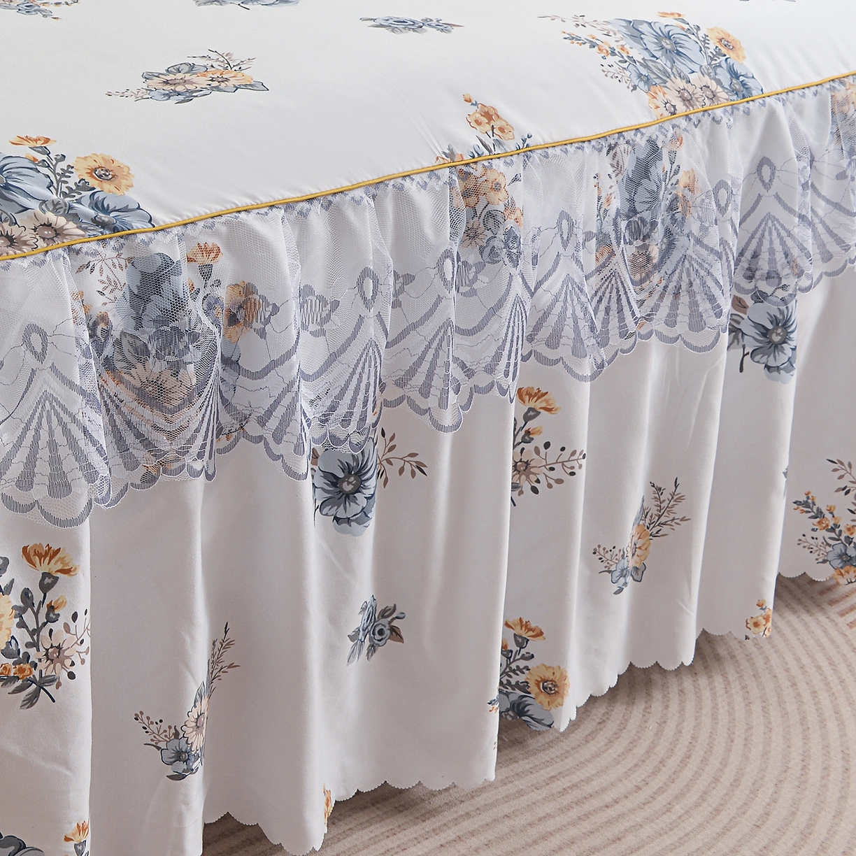 91家纺网 家纺一手货源 找家纺 小雨家纺 2026新款蕾丝花边双边跨境芦荟棉床裙 朝气蓬勃-兰（蕾丝花边）