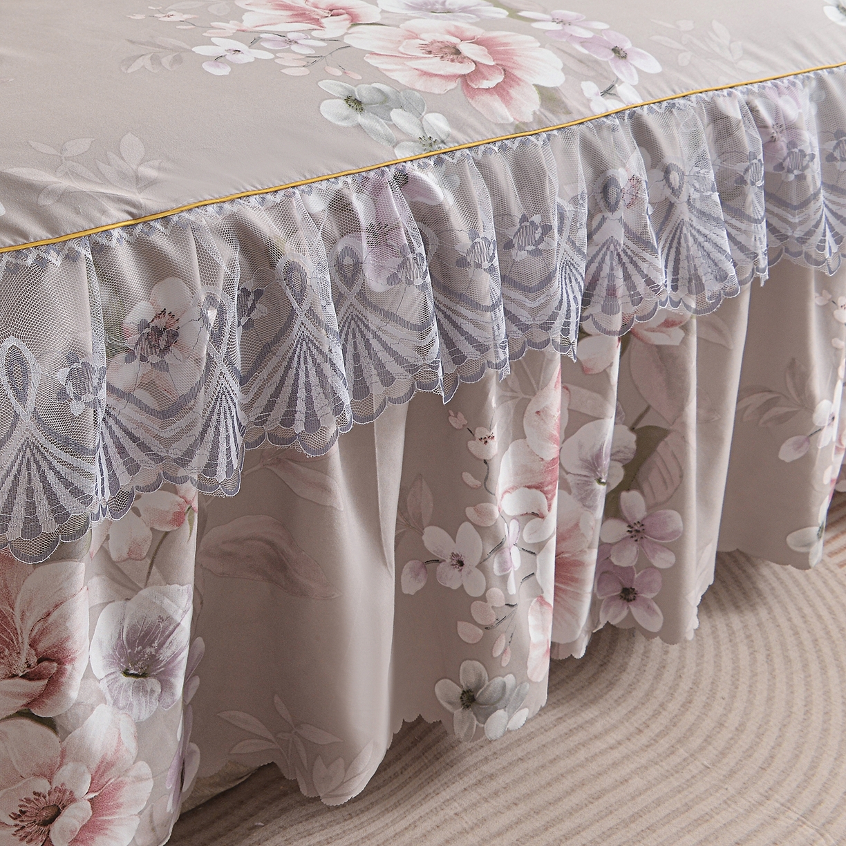 91家纺网 家纺一手货源 找家纺 小雨家纺 2026新款蕾丝花边双边跨境芦荟棉床裙 万事如意-棕（蕾丝花边）