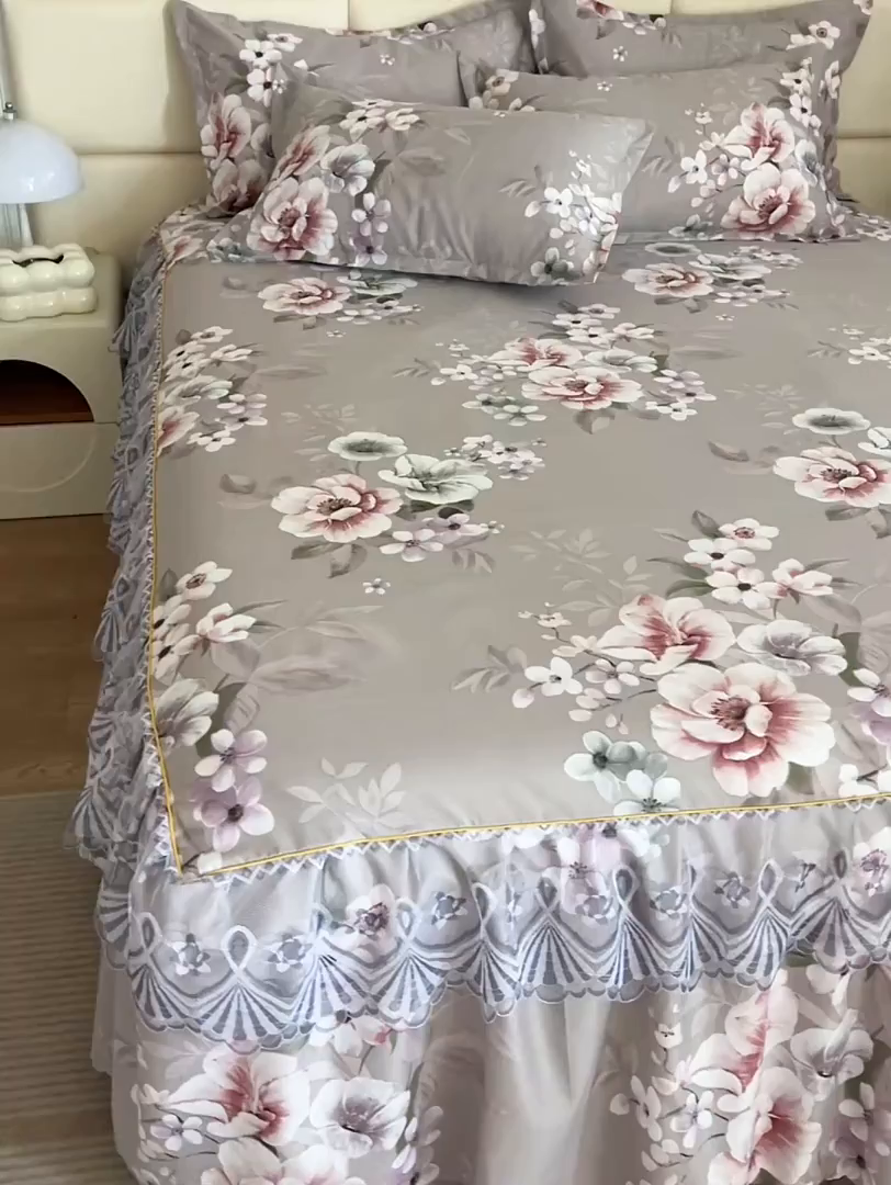 91家纺网 家纺一手货源 找家纺 小雨家纺 2026新款蕾丝花边双边跨境芦荟棉床裙 万事如意-棕（蕾丝花边）