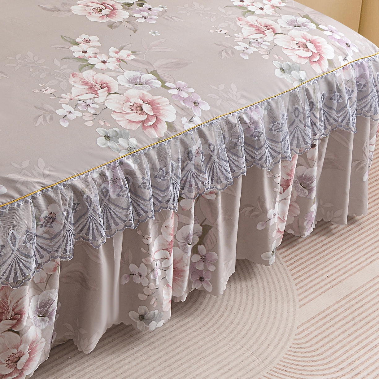 91家纺网 家纺一手货源 找家纺 小雨家纺 2026新款蕾丝花边双边跨境芦荟棉床裙 万事如意-棕（蕾丝花边）